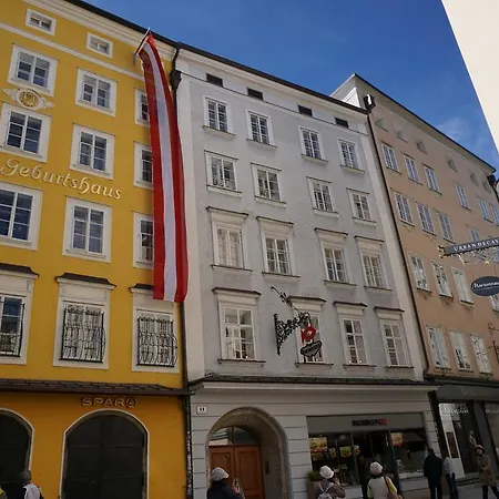 At Mozart-geburtshaus Apartment *